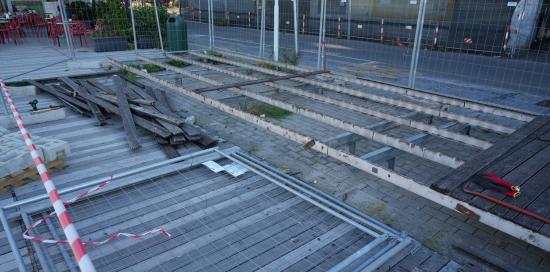 Il cantiere in corso: una porzione di pedana smontata parzialmente