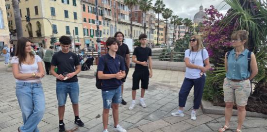  La 'lezione' sui mozziconi tenuta ai ragazzi dagli studenti dell'International School of Genoa