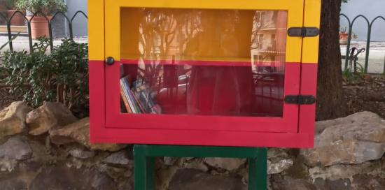 La casetta giallorossa piena di libri (foto 2)