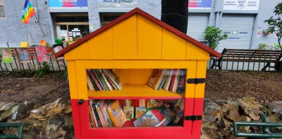 La casetta giallorossa piena di libri