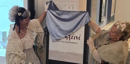 La scopertura del nuovo logo da parte delle figuranti del Gruppo Storico di Voltri La scopertura del nuovo logo da parte delle figuranti del Gruppo Storico di Voltri