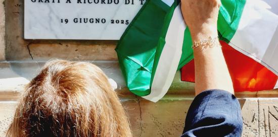 Il momento della scopertura della targa: Rossella Pitacco rimuove la bandiera italiana