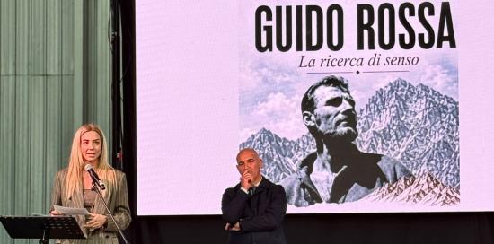 I saluti della sindaca Salis prima dello spettacolo dedicato a Guido Rossa