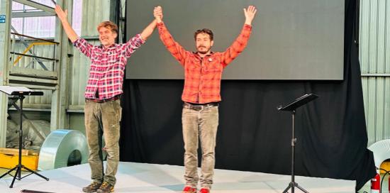Mattia Fabris e Jacopo Maria Bicocchi della compagnia (S)legati sul palco nello stabilimento ex Ilva di Cornigliano Mattia Fabris e Jacopo Maria Bicocchi della compagnia (S)legati sul palco nello stabilimento ex Ilva di Cornigliano