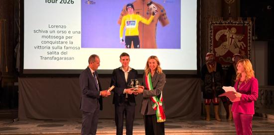 La sindaca Salis consegna il premio a Lorenzo Finn