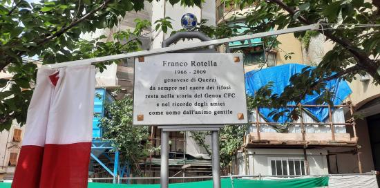La targa dedicata a Rotella