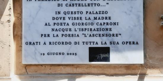  La targa in memoria di Caproni (foto verticale)