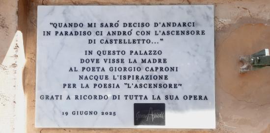 La targa in memoria di Caproni che cita i versi più celebri della poesia "L'ascensore"