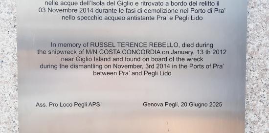 La targa inaugurata oggi presso il Monumento del Caduti del Mare del Lungomare di Pegli