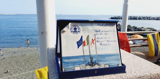 La targhetta per Kevin Rebello in memoria del fratello Russel Terence