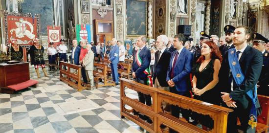 Le autorità sedute in prima fila durante la Santa Messa