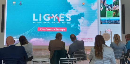 persone sedute davanti allo schermo con slide