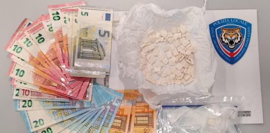 Il materiale sequestrato dalla Polizia Locale: banconote di vario taglio e le dosi di sostanza stupefacente Il materiale sequestrato dalla Polizia Locale: banconote di vario taglio e le dosi di sostanza stupefacente