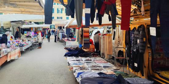 Banchi mercato di merci varie
