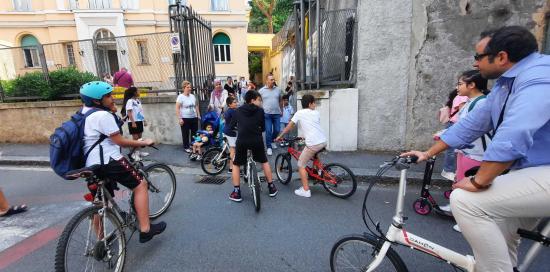 bicibus gruppetto di bambini in bici entrano a scuola