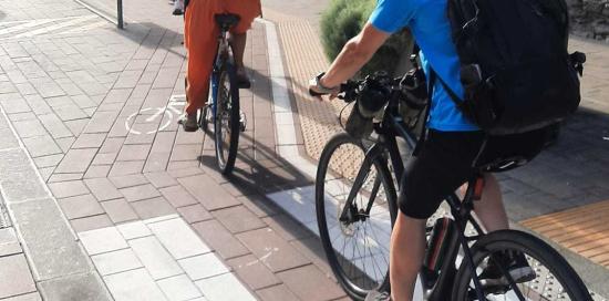 bicibus bambini e genitori pedalano su pista ciclabile