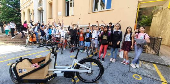 bicibus foto di gruppo bambini con bici davanti a scuola