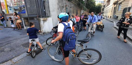 bicibus bimbo in bici di spalle con casco azzurro