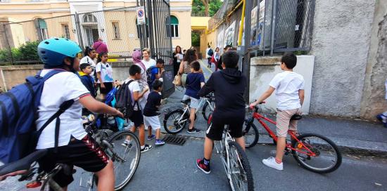 bicibus bambini in bici davanti a cancello