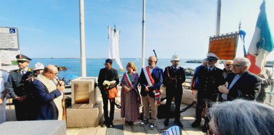 Monsignor Andrea Parodi e le Autorità durante la cerimonia di benedizione della targa