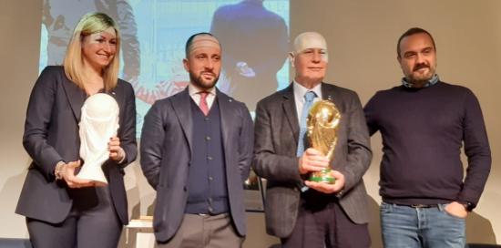 Mostra 'Raccontami com'era il calcio'-Gruppo con Coppa del Mondo