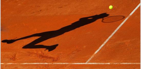 Foto di Massimo Lovati che ritrae l'ombra di un tennista che sembra colpire la pallina con la racchetta