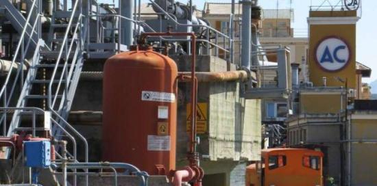 Un'immagine dei depositi chimici di Multedo: sullo sfondo il logo della azienda "Attilio Carmagnani"