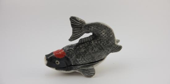 Una scultura in ceramica dell’artista Tokuko Tajima che riproduce una carpa in miniatura