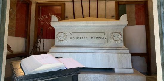 Interno della tomba di Mazzini