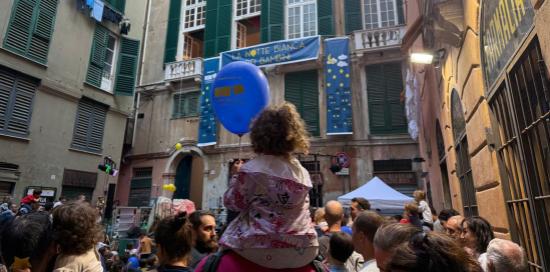 Una delle piazze del sestiere della Maddalena animate da bimbi e famiglie