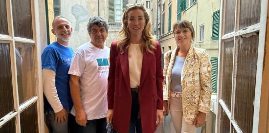 La sindaca Salis insieme alla assessora Lodi e a due degli organizzatori dell'evento