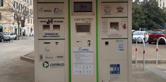 l'ecocompattatore di piazza Paolo Da Novi