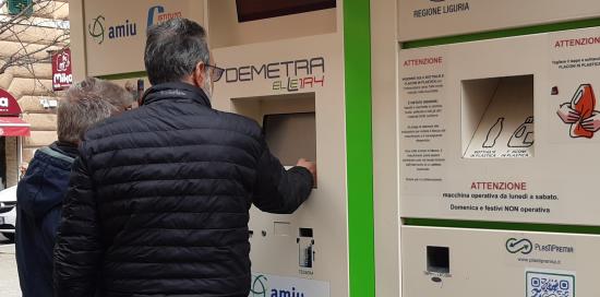 Cittadini utilizzano l'ecocompattatore