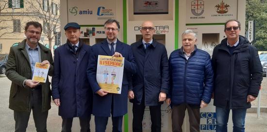 foto di gruppo davanti all'ecocompattatore