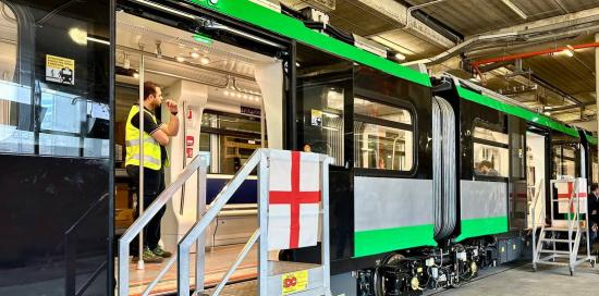 il nuovo treno Hitachi nel deposito allestito per l'inaugurazione con due bandiere di Genova