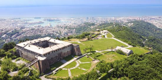 Forte Begato che "svetta" sul litorale genovese