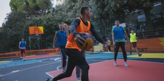 Un momento di gioco sul campo prima dell'inaugurazione Un momento di gioco sul campo prima dell'inaugurazione