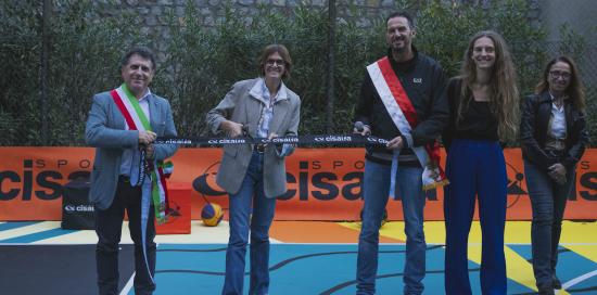 Il taglio del nastro: presenti anche assessore Ferrante, marketing manager Cisalfa Lara Nozza, presidente Colnaghi Il taglio del nastro: presenti anche assessore Ferrante, marketing manager Cisalfa Lara Nozza, presidente Colnaghi