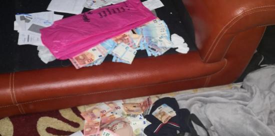 banconote all'interno di un divano