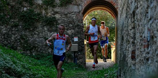 Foto di repertorio di un orientista in azione