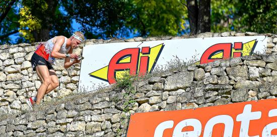 Foto di repertorio di un orientista in azione