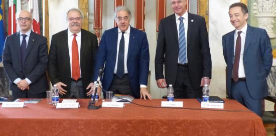 relatori in piedi