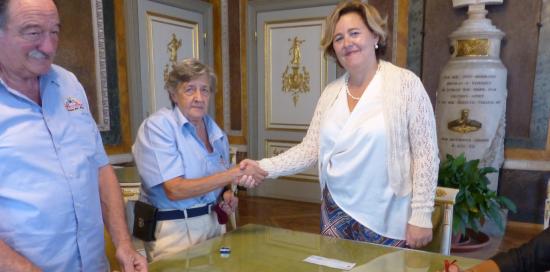 Assessore Viscogliosi strinege la mano