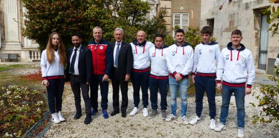 foto di gruppo sportivi e organizzatori nel giardino di palazzo Albini
