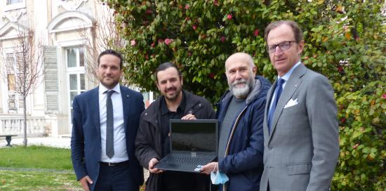 foto di gruppo in giardino