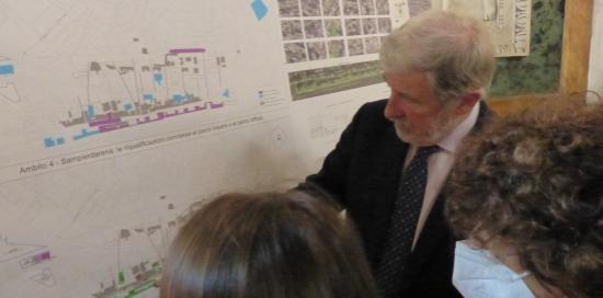 Bucci illustra un progetto 