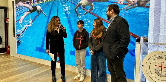 Il presidente del G.S. Aragno Stefano Pitale insieme a due piccoli nuotatori