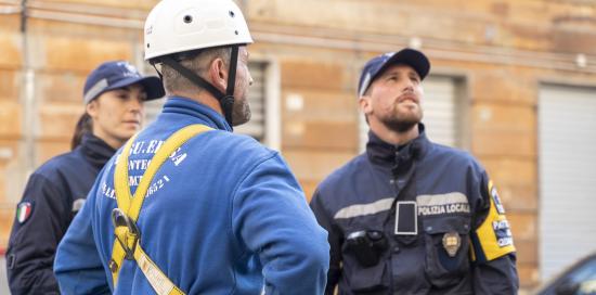 due agenti e un operaio di spalle