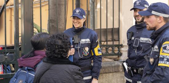 agenti parlano con due cittadine di spalle