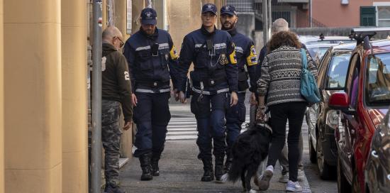 agenti camminano 